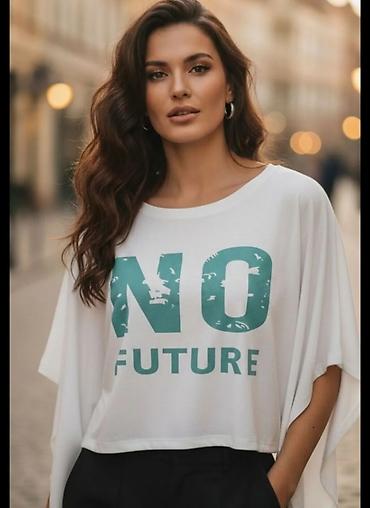 Ženska odeća: Ženska oversized majica kratkog kroja (crop) sa printom “NO FUTURE” — 1