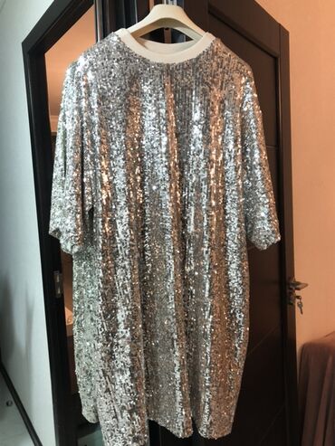 Информатика: Gümüşü rəngdə payetli qadın paltarı - Model: düz kəsimli, rahat