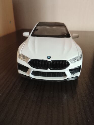 Модели автомобилей: Model avtomobil – BMW M8 Coupe miniatura - Rəng: ağ, qara dam və qara