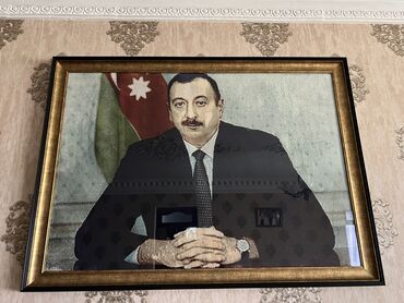 Şəkillər, tablolar: El isleridi. Biri mermer,digeri xalcadandir. Olculeri qeyd olunub