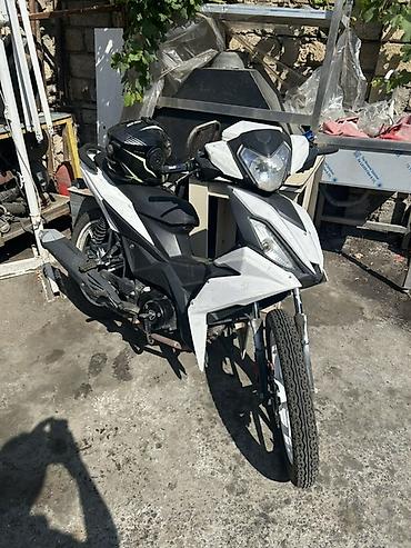e60 guzgu: Sport tipli skuter/moped - Korpusu aq-qara rəng sxemi ilə idman — 1