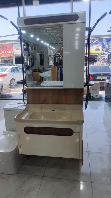 Ev üçün digər mebel: Ağ rəngli, tək güzgülü, alt hissəsində lavabo və qapalı saxlama yeri