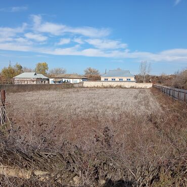 Həyət evləri və villaların satışı: Satılır: həyət evi və geniş torpaq sahesi 30 sat torpağı var 2 otaq — 4