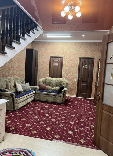 Посуточная аренда домов: Просторный дом с лестницей на второй этаж, полностью меблирован и — 2