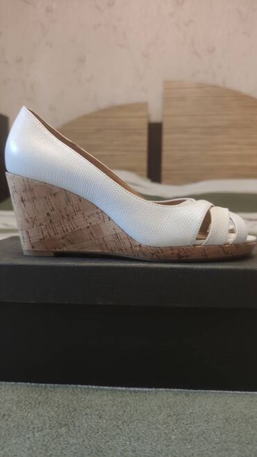 обувь белая: Новые!!Продаются абсолютно новые босоножки известной фирмы Nine West