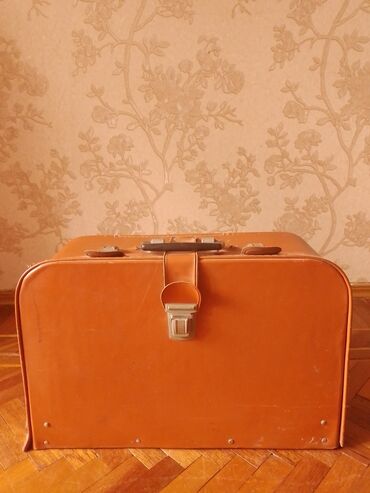 Qədim tikiş maşınları: Məhsul: Köhnə tip əl ilə işləyən tikiş maşını (daşınan model) Təsvir — 12