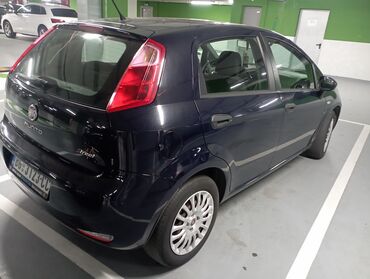 Fiat: Unutrašnjost automobila Fiat hečbek, sa tamnom unutrašnjošću i — 20