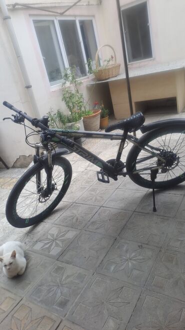 Вилки: Velosiped – STORM markalı dağ/şosse tipli model. Xüsusiyyətlər: -