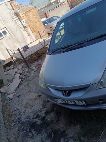 семиместные машины: Автомобиль Hondaсеребристого цвета с классическим кузовом седан