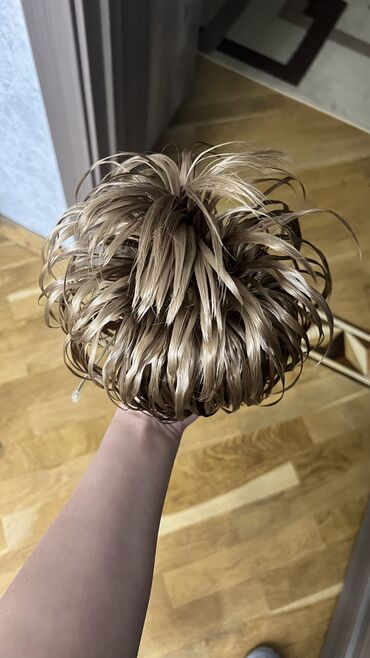 Təbii saçlar, pariklər: Parik, Süni — 16