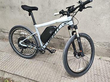surron light bee: Электровелосипед прямой привод, комфортный транспорт на фоне — 4