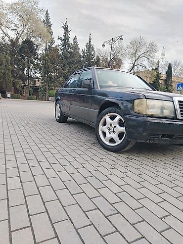 mersedes c 230: Mercedes-Benz 190 (W201) sedan - Kuzov: 4 qapı, qara rəng, klassik — 4