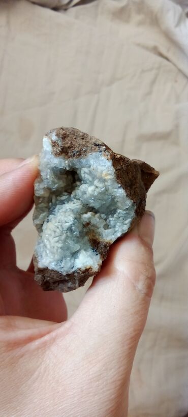 Kristali i minerali: Ovaj prirodni mineralni uzorak prikazuje kombinaciju boja, uključujući — 3