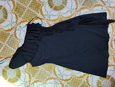 su e jedna e: Elegantna crna haljina na jedno rame - Kroj: mini/kratka, uska — 2