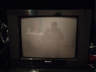 подставка под телевизор: Телевизор, в рабочем состоянии, вместе с санарипом с антенной с