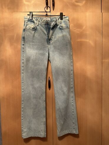 Üst geyimi: Cross Jeans brendinin jeansi - cox az istifade olunub (2-3 defe max)