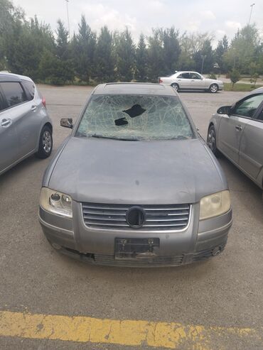 запчасти на фольксваген пассат б6: Volkswagen Passat model avtomobil, boz rəngdədir. Ön şüşəsi