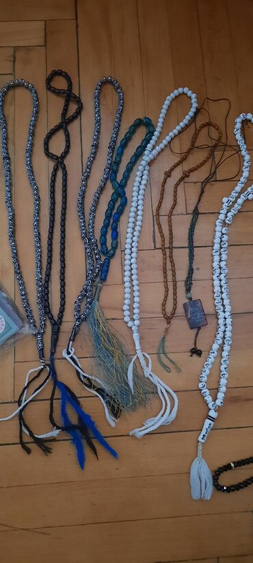 Dini kitablar: Kiçik Quran kitabı.təsbehlər plastiklər biri 1 azn.şüşələr 3 azn.2 — 11