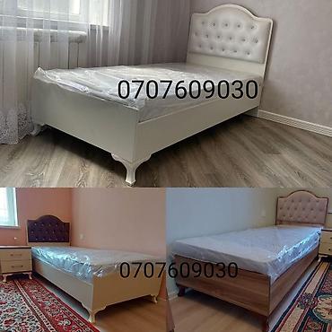 Tək nəfərlik taxtlar – klassik üslubda başlıq və dekorativ düyməli