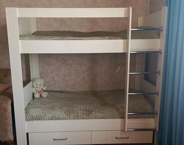 iki bölmeli tava: Oğlan və qız üçün, Çarpayı, Matras ilə, Siyirməli, Taxta