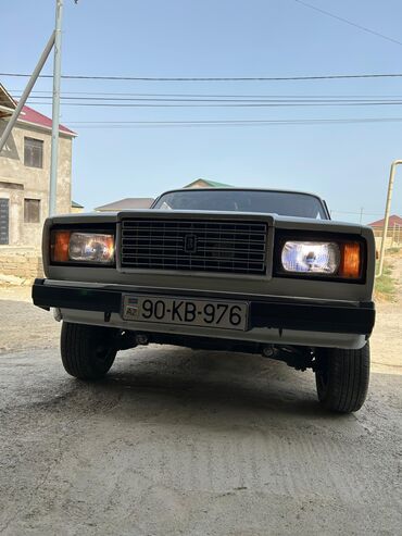 VAZ (LADA): Lada 2107 model ağ rəngli sedan avtomobil. Bu model, öz dözümlülüyü və — 8