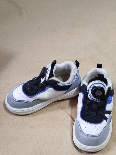 Детская обувь: Продаю детскую обувь в идеальном состоянии. Брали от 3500 сом. От 400 — 32