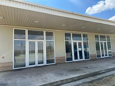 İcarəyə mağazalar: 🏢 200 kvm, yeni tikili mağaza 📍 Prospektdə 50 m məsafə, əsas yol — 4