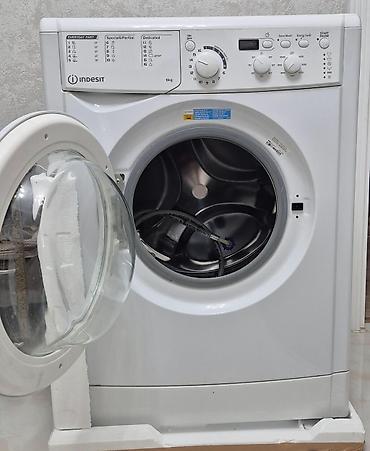 paltaryuya: Indesit önyükləməli paltaryuyan maşın - Yük həcmi: 6 kq - İdarəetmə — 2