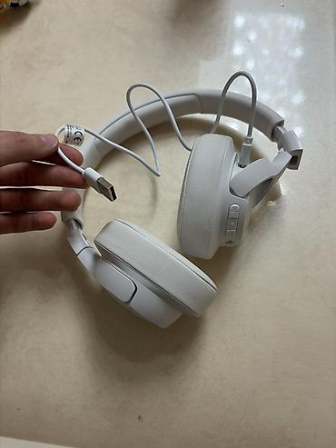 jbl колонки в баку: JBL over-ear qulaqcıq, ağ rəng. Xüsusiyyətlər: - Simli qoşulma: USB-A — 1