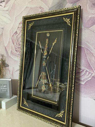 диван кресло кровать: Декоративное панно с восточным кинжалом и элементами оружия в багете