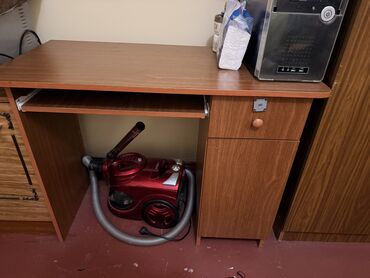 продаю старую мебель: Komputer şkafı Qırıqı söküyü yoxdur. Yer tutduqu üçün satılır qiymət
