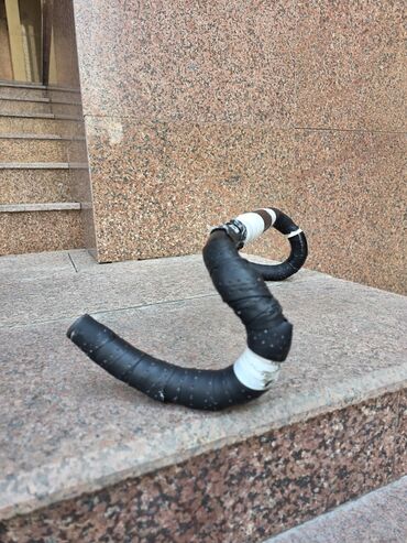 грипсы на велосипед: Руль для велосипеда типа "бараньи рога" с обмоткой черного цвета