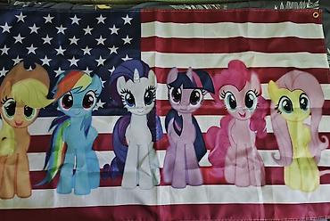 американский флаг: Флаг с персонажами My Little Pony на фоне флага США.
флаг с пони — 1