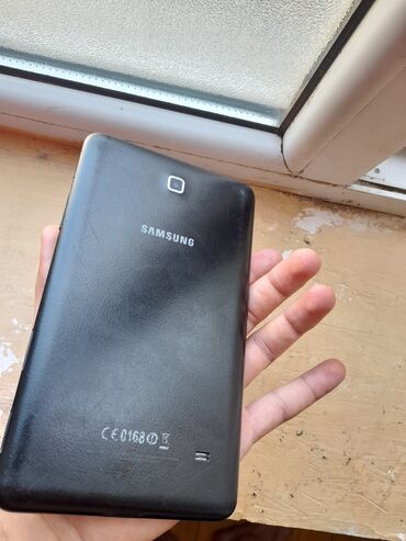 Аксессуары для ПК: Bu, arxa tərəfində "SAMSUNG" loqosu və "CE 0168" nişanı olan qara