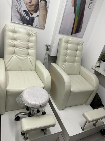 Салонные кресла: Продаю полностью оборудования и мебель для салона красоты Цена
