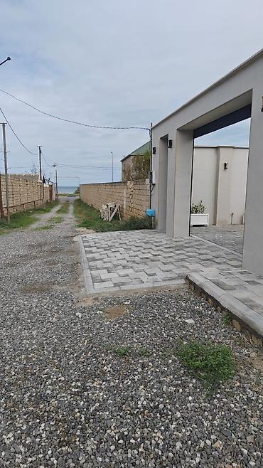 qax hovuzlu evler: Müasir həyət evi – geniş həyət və açıq hovuzla .Paket kupca otaq sayi — 10