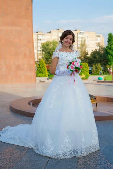 свадебные украшения: Продаю свадебное шикарное платья с шлейфом. Спина и перед в камнях