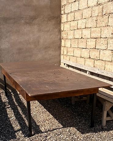 acılıb yığılan stollar: Metal karkaslı iri ölçülü masa. Masa möhkəm metal ayaqlar və metal — 1