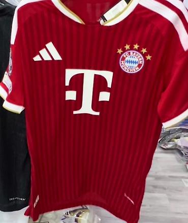 Bayern München futbol forması – qırmızı rəngdə, incə şaquli zolaqlı