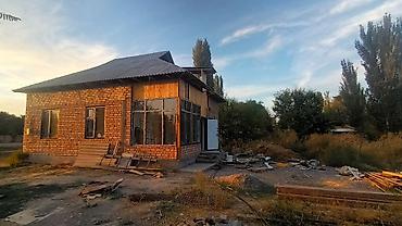 гараж продаю: Продается кирпичный дом с большим участком. Описание объекта: - — 2
