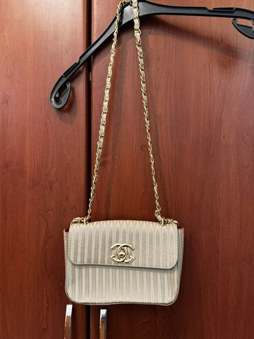 Çantalar: Şaftalı rəngli, düzbucaqlı formalı klaç çantası. Çanta qızılı rəngli — 10