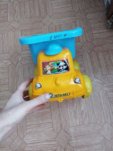 детскийе машинки: Игрушка машинка грузовик. средний размер