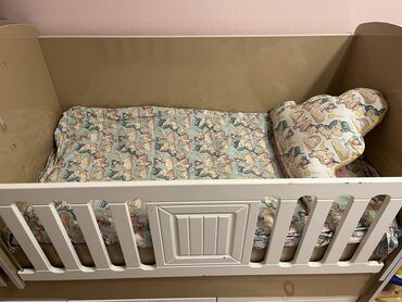 детская кровать: Б/у, Для девочки и мальчика, С матрасом