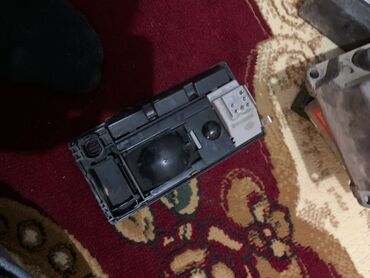 Maqnitofonlar: Bosch avtomobil maqnitofonu (head unit) üçün əsas blok və metal montaj — 14