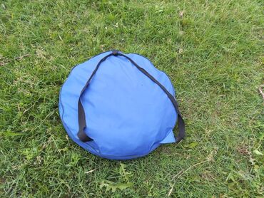 палатка авто: Продаю палатку красно-синего цвета. (ширина 150 см, длина 150 см