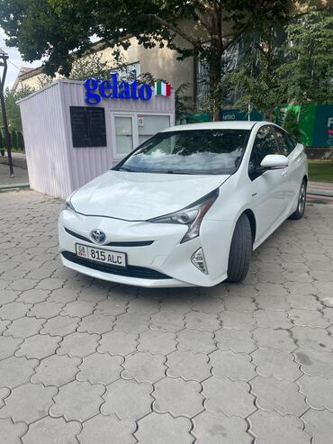 электромобиль neta: Белый седан Toyota Prius с номерным знаком 815 ALC. Модель оснащена