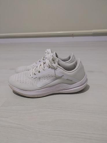 абайя: Белые кроссовки Nike для бега и повседневной носки. Лёгкая низкая — 2