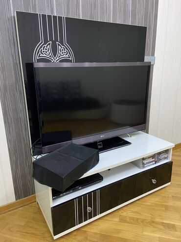 Digər mebel: TV altlığı. Ağ-qara. “El işi” naxışlı