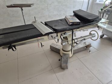 медицинский инструменты: Операционный стол с регулируемой высотой и наклоном. Оснащен мягким