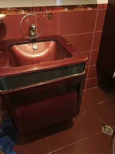 əluzyuyan: Hamam otağı üçün şkaflı əlüzyuyan satılır. Model tünd qırmızı/bordo — 1